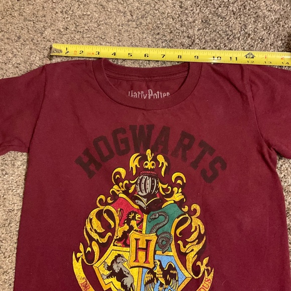 Harry Potter Hogwarts Maroon T Shirt Kids Sz XXS (4/5) Short Sleeves 100% Cotton - Picture 2 of 8